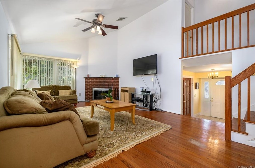 44 Valley View Ter, Mount Kisco NY  10549-1512 exterior