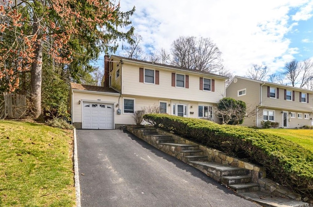 44 Valley View Ter, Mount Kisco, NY 10549-1512