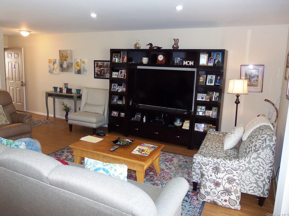 94 Molly Pitcher Ln #b, Yorktown Hgts, NY 10598
