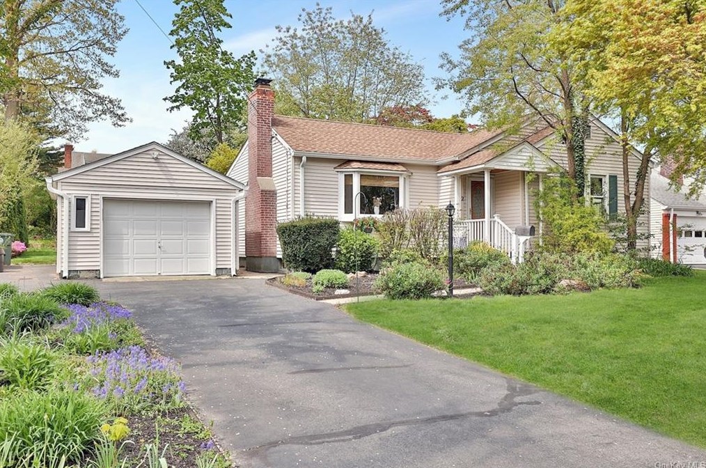 2 Sycamore Ln, Rye Brook, NY 10573