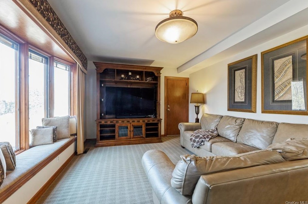 9 Cavalry Dr, New City NY  10956-5201 exterior