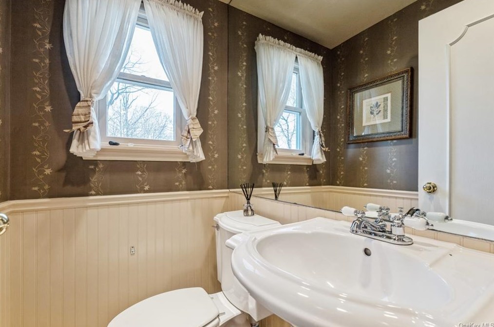 9 Cavalry Dr, New City NY  10956-5201 exterior