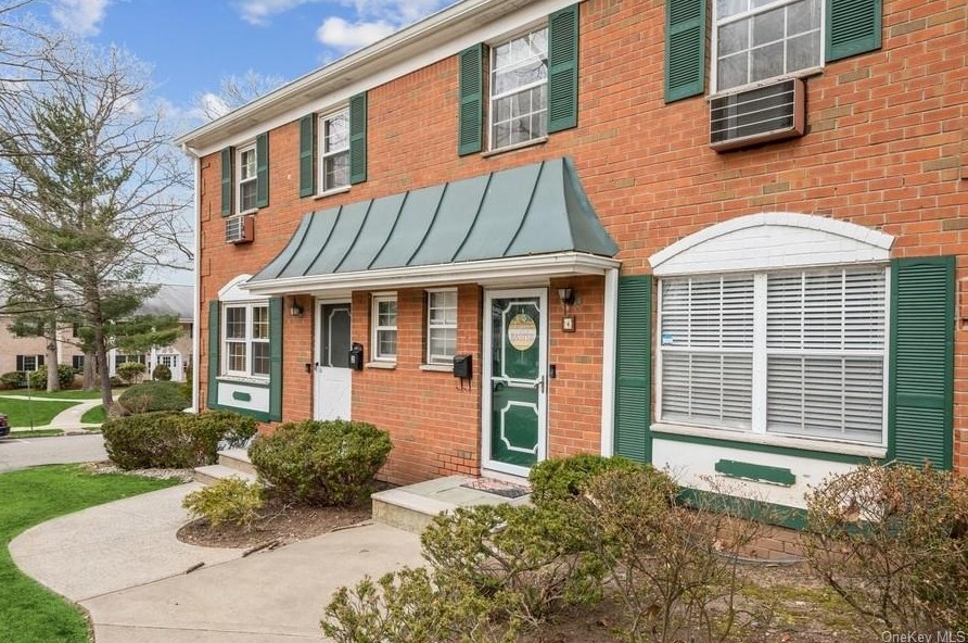 4 Salem Ct, Airmont, NY 10901