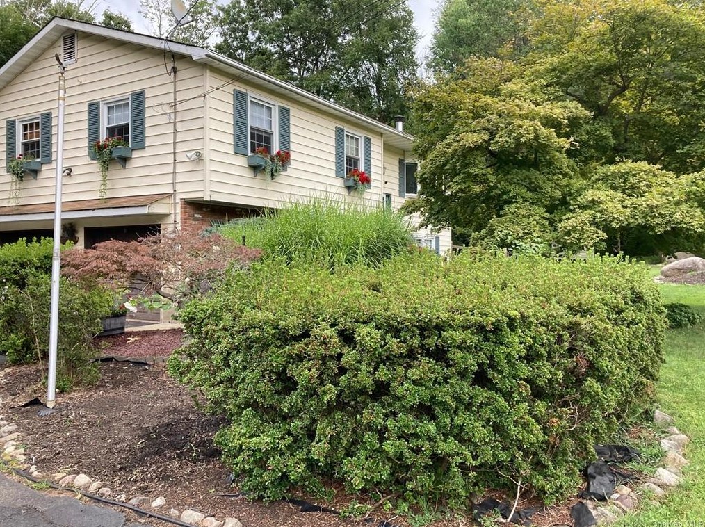 8 Quincy Ct, Airmont, NY 10901