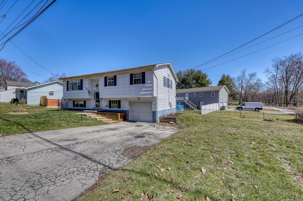 15 Edmunds Ln, Walden, NY 12586
