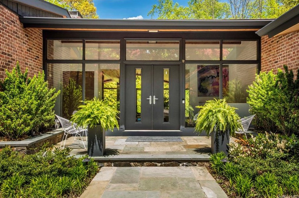 12 Park Hill Ln, Larchmont, NY 10538-1012