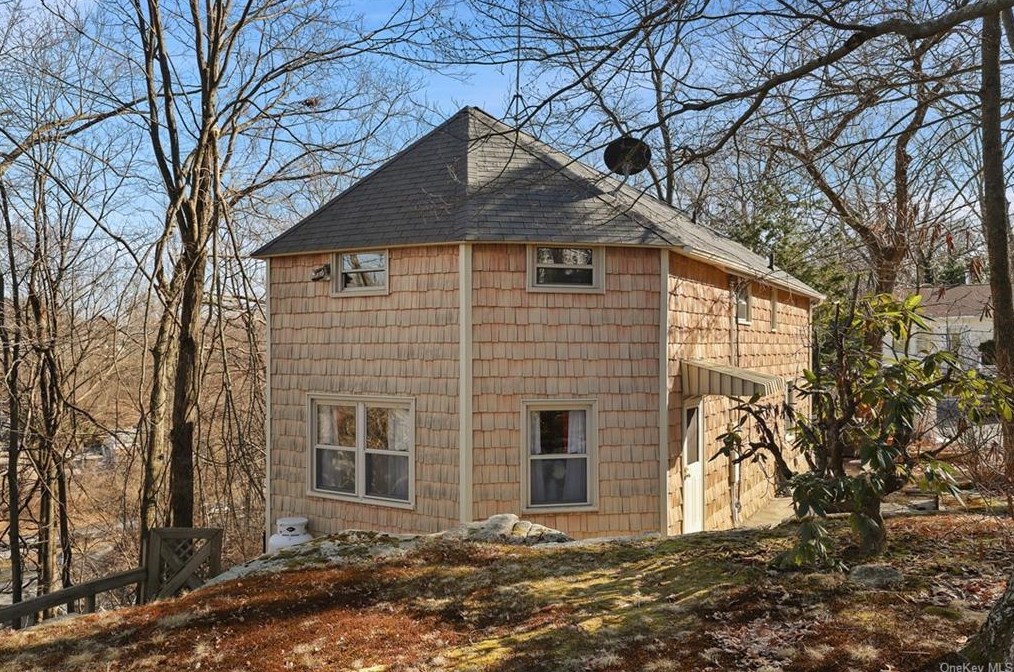 36 Mary Ave, Mahopac, NY 10541