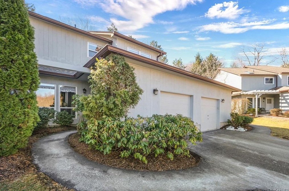3 Woods View Ct #2, Yorktown Hgts, NY 10598