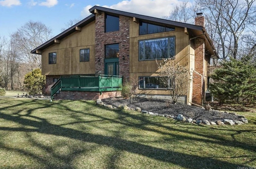 6 E Mayer Dr, Airmont, NY 10901