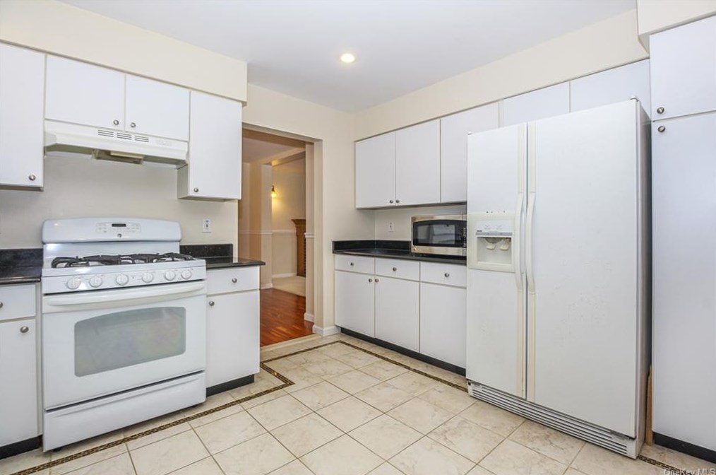 44 Greenvale Cir, White Plains, NY 10607