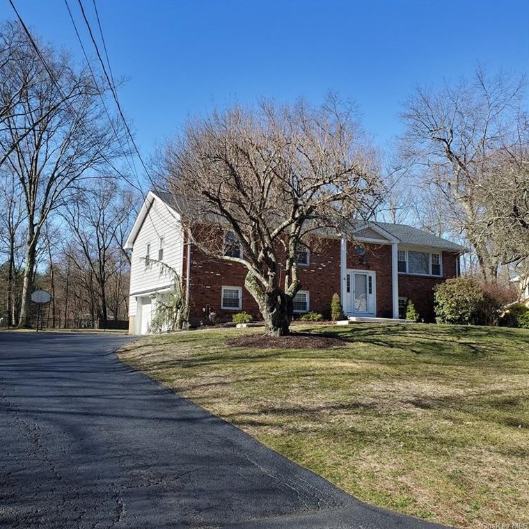 13 E Mayer Dr, Airmont, NY 10901