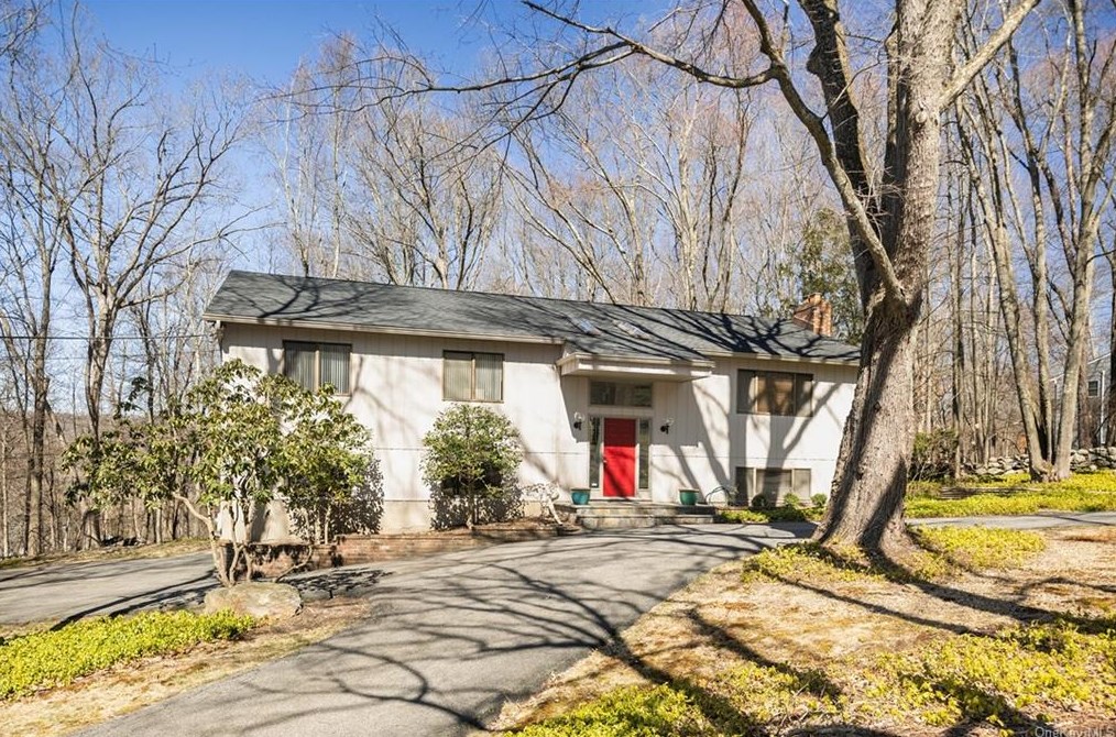 14 Willow Crest Dr, Katonah, NY 10536-3007