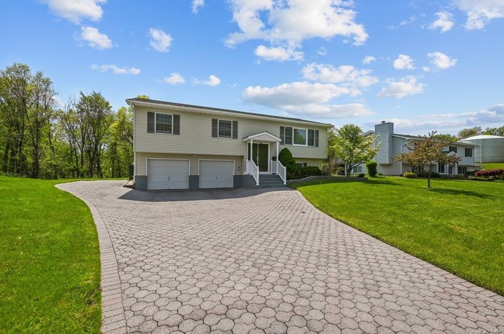 5 Clinton Dr, Washingtonville, NY 10992