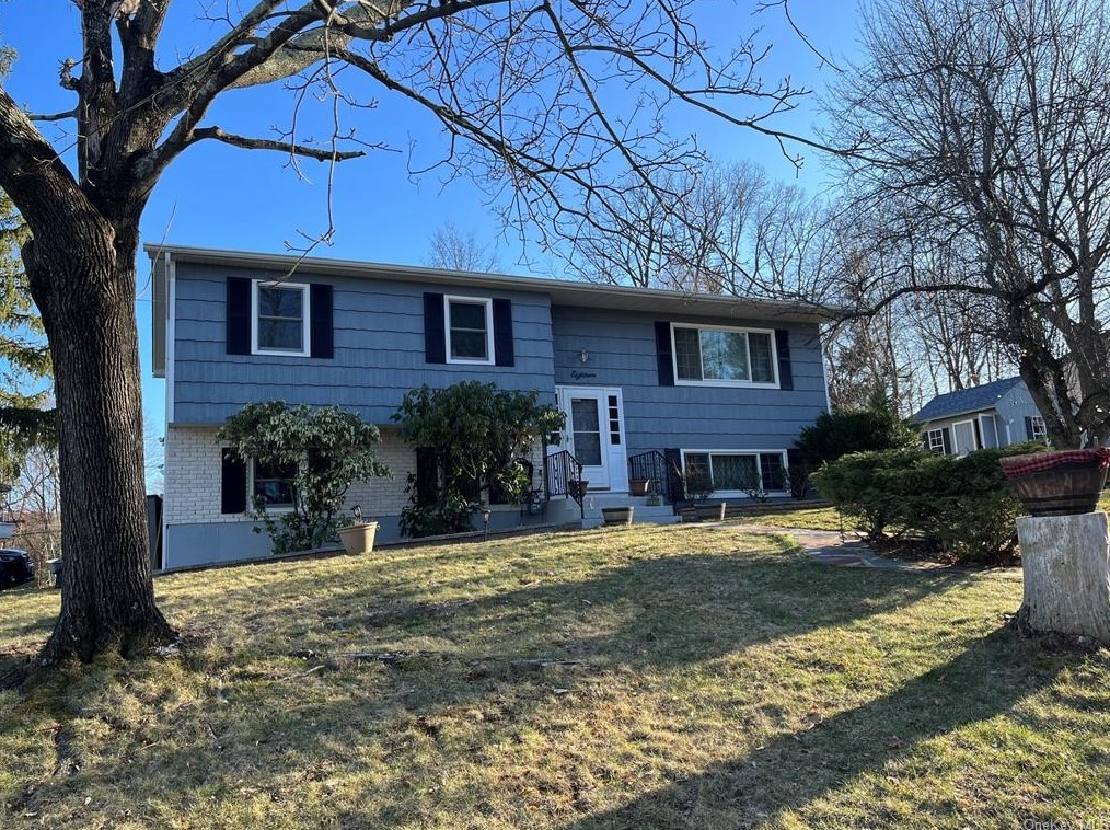 18 Beechwood Ln, Garnerville, NY 10923
