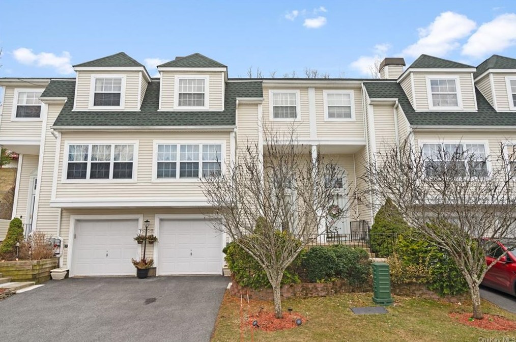 195 Sara Ln, Newburgh, NY 12550-2596