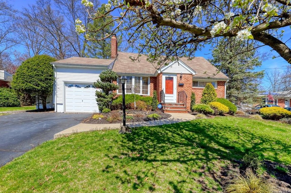 331 Holt Dr, Chestnut Ridge, NY 10965-2003