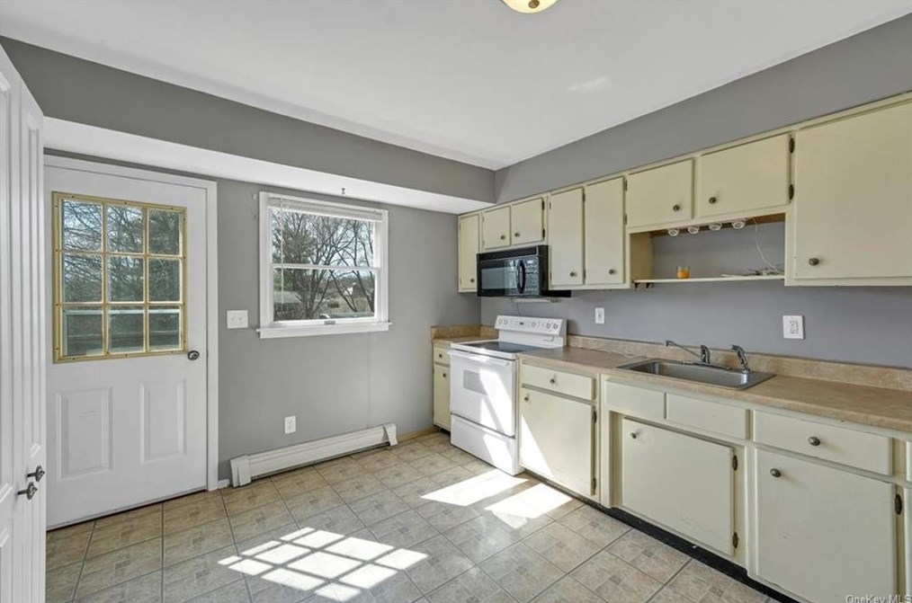 4 Abbey Rd, Hyde Park, NY 12538