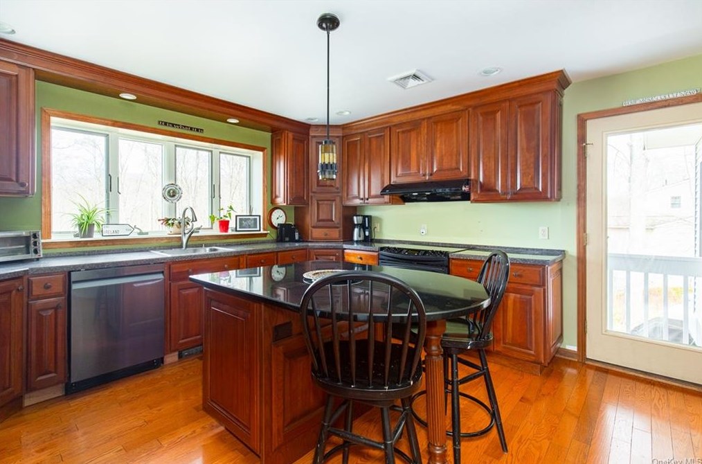 10 Memory Ln, East Fishkill NY  12533-6801 exterior