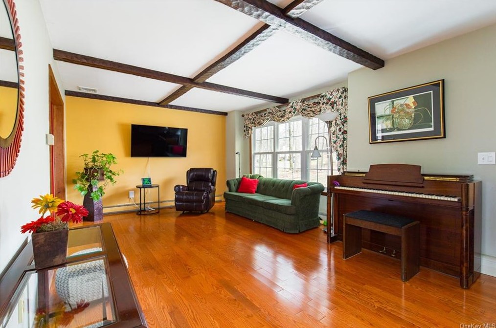 10 Memory Ln, East Fishkill NY  12533-6801 exterior