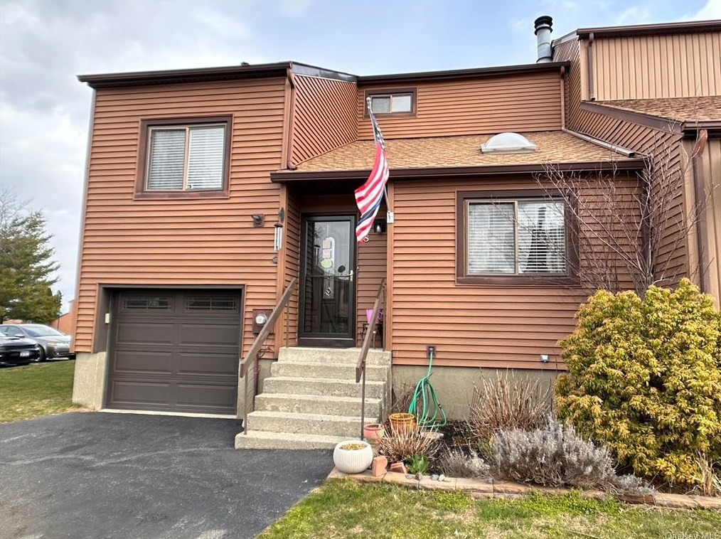8 Walnut Ct, Fishkill, NY 12524