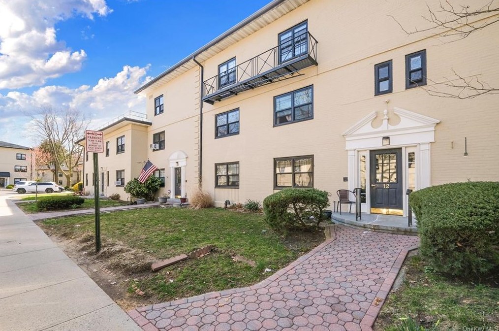 12 Field End Ln, Yonkers, NY 10709-1100