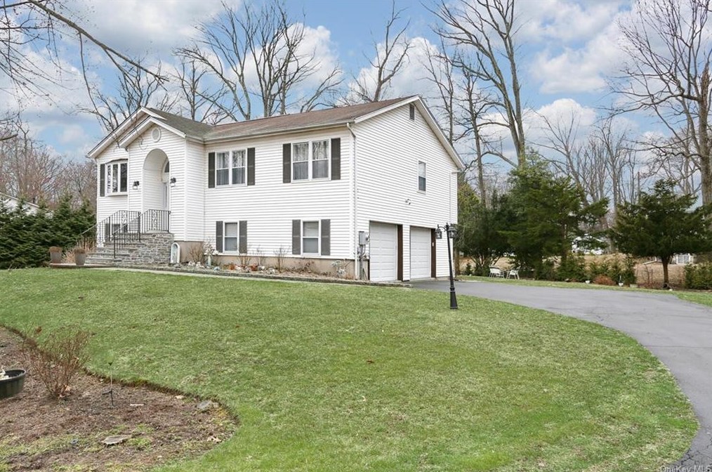14 Aron Ct, Chestnut Ridge, NY 10977-1517