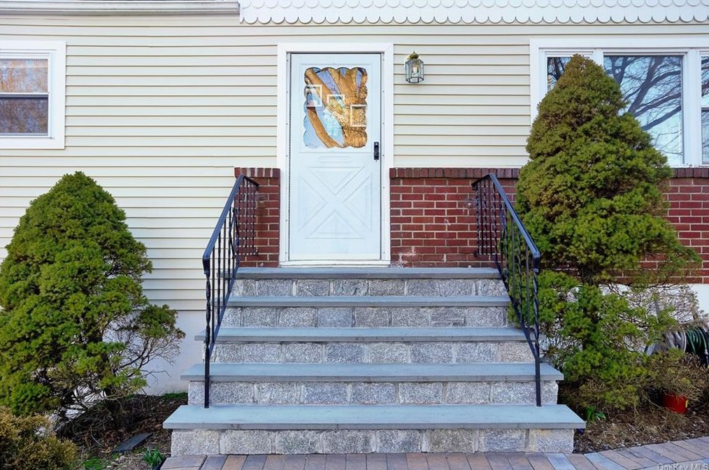 101 Allan St, Cortlandt Manor, NY 10567-1613