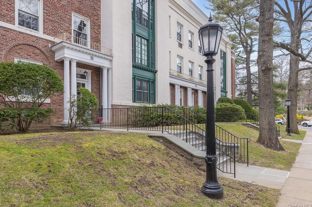 11 Brooklands, Yonkers, NY 10708-3524