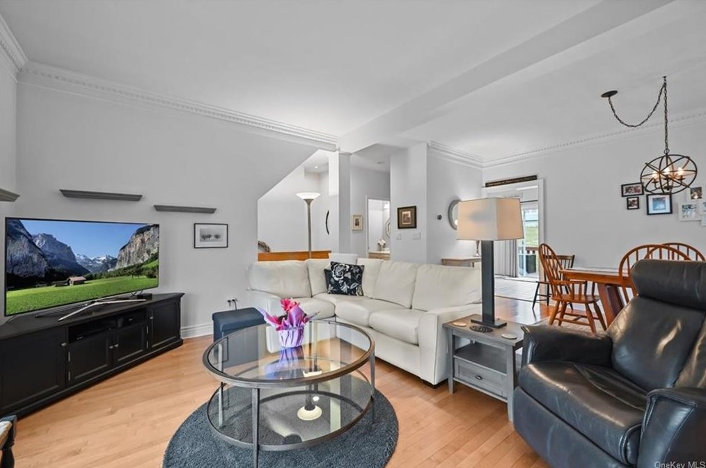 2 Ledger View Ct, Highland Mills, NY 10930-6816