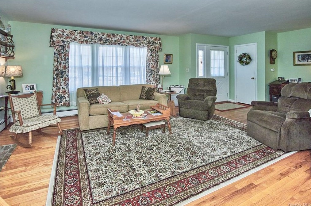 201 Hambletonian Rd, Chester, NY 10918-3203