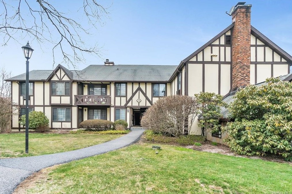 72 Foxwood Dr #1, Pleasantville, NY 10570