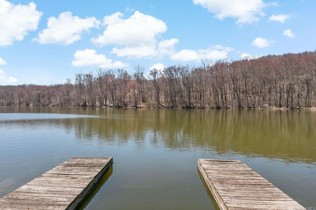 37 Kirk Lake Dr, Mahopac, NY 10541