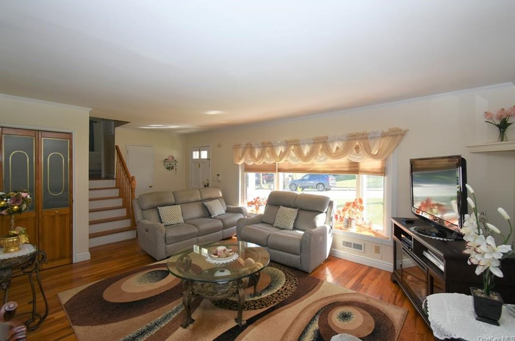 173 Pembrook Dr, Yonkers, NY 10710-2805