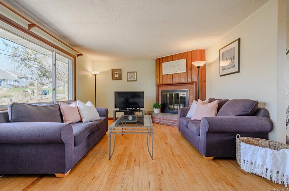 15 Charcoal Ridge Rd E, Danbury, CT 06812