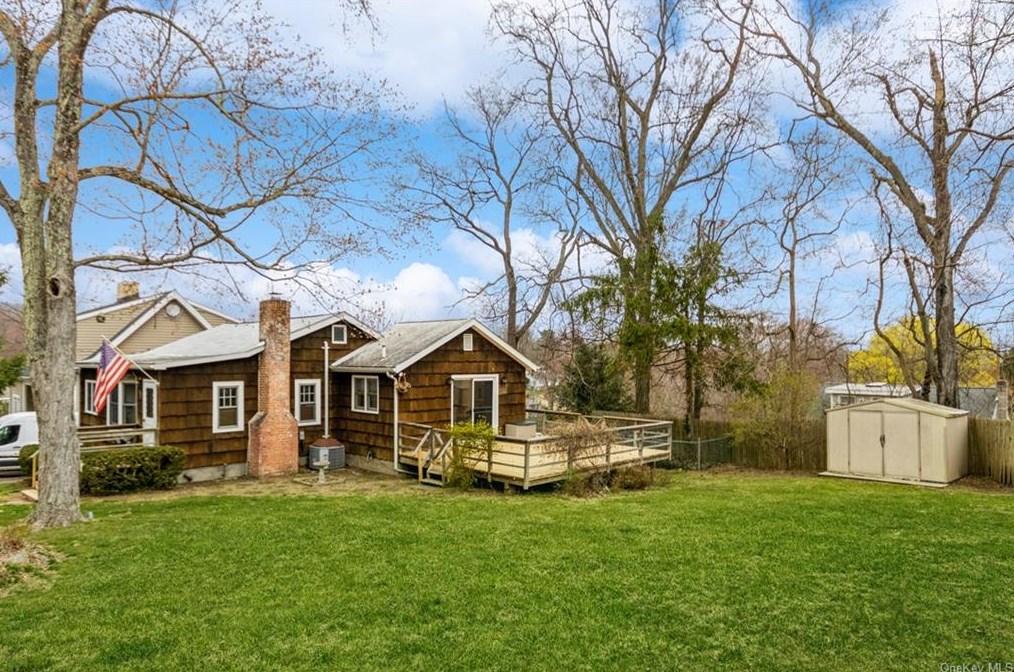 10 Chestnut St, Lake Peekskill, NY 10537-1516