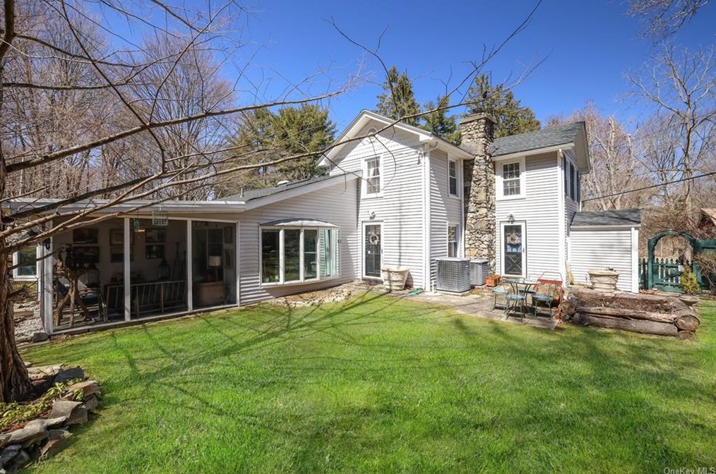 1 Hortontown Hill Rd, East Fishkill, NY 12533-7009