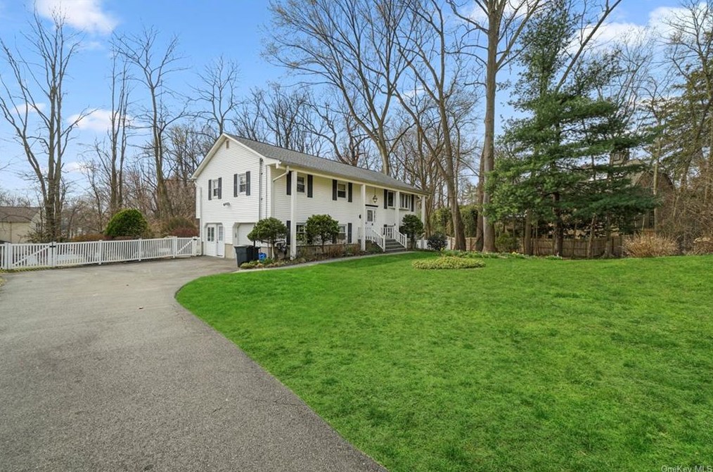 67 Delo Dr, Tappan, NY 10983-2014