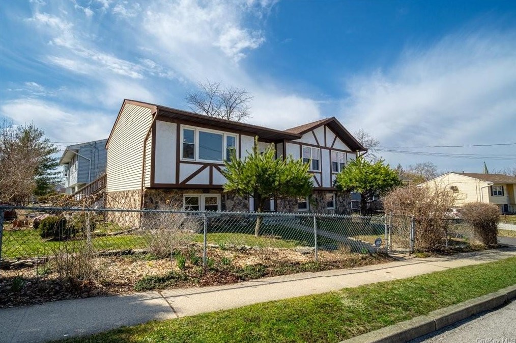 31 Beacon St, Beacon, NY 12508
