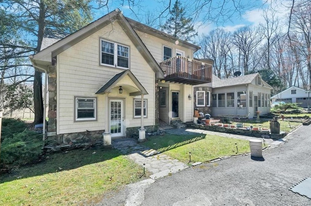 957 State Route 32, Highland Mills NY  10930-2309 exterior