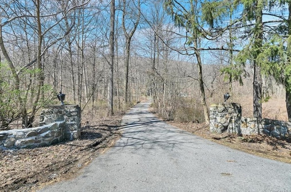 957 State Route 32, Highland Mills NY  10930-2309 exterior