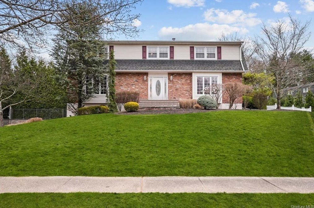 9 Spirea Ln, New City, NY 10956-6811