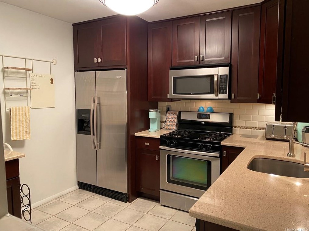 278 Country Club Ln, Mount Ivy, NY 10970-2519