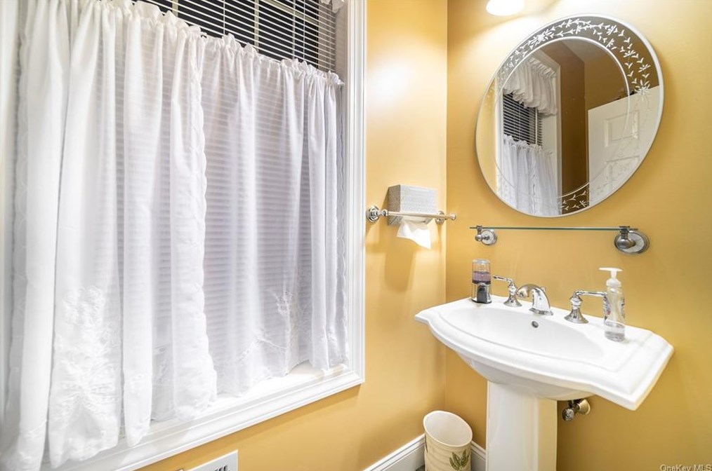 31 Four Corners Blvd, East Fishkill NY  12533-4309 exterior