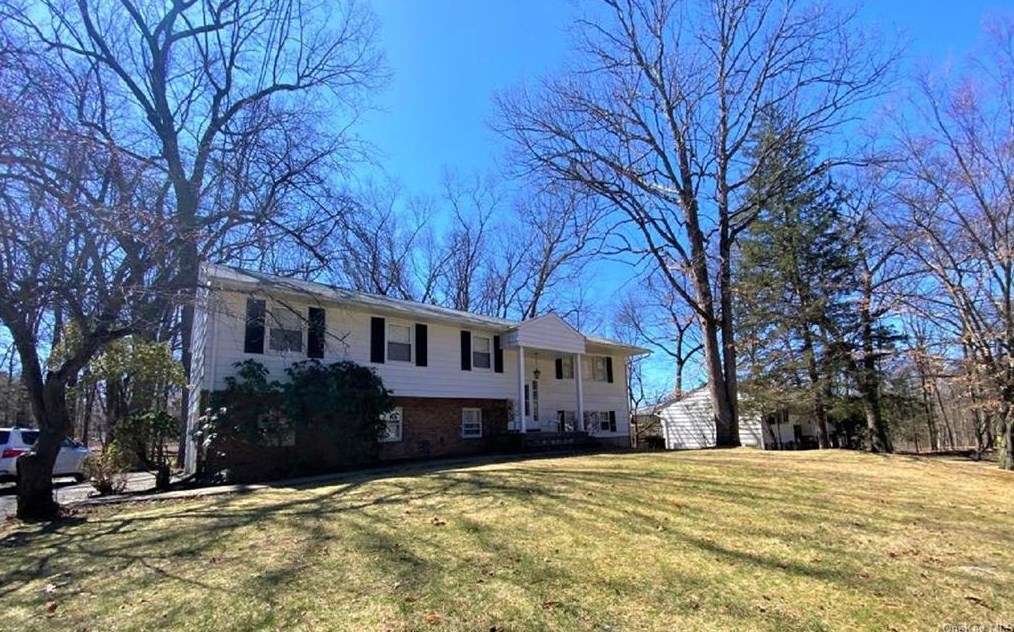 3 Louis Ave, Chestnut Ridge, NY 10952-2444
