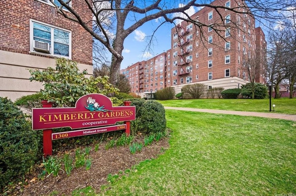 1300 Midland Ave, Yonkers NY  10704-1408 exterior