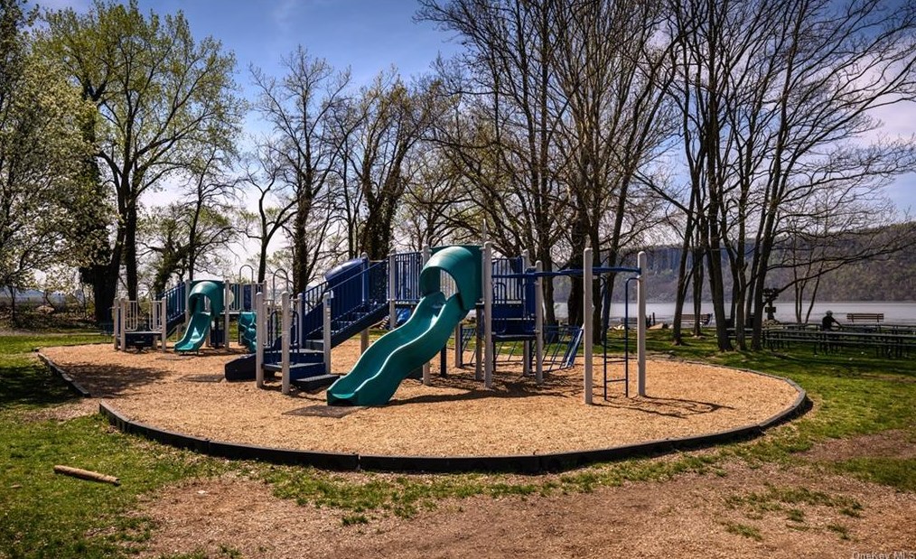 21 Pleasant Ave, Yonkers NY  10706-1116 exterior