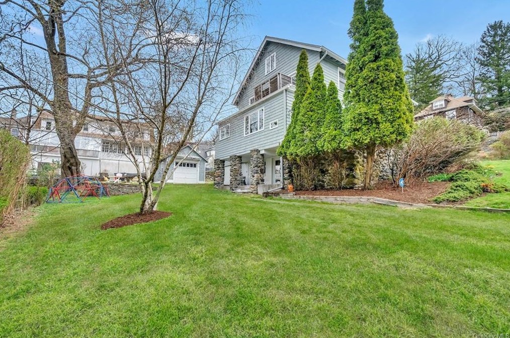 21 Pleasant Ave, Yonkers NY  10706-1116 exterior