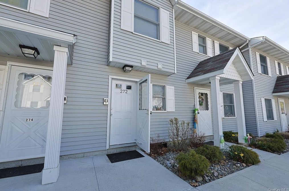 272 Hubert Humphrey Dr, Chestnut Ridge, NY 10977-6726