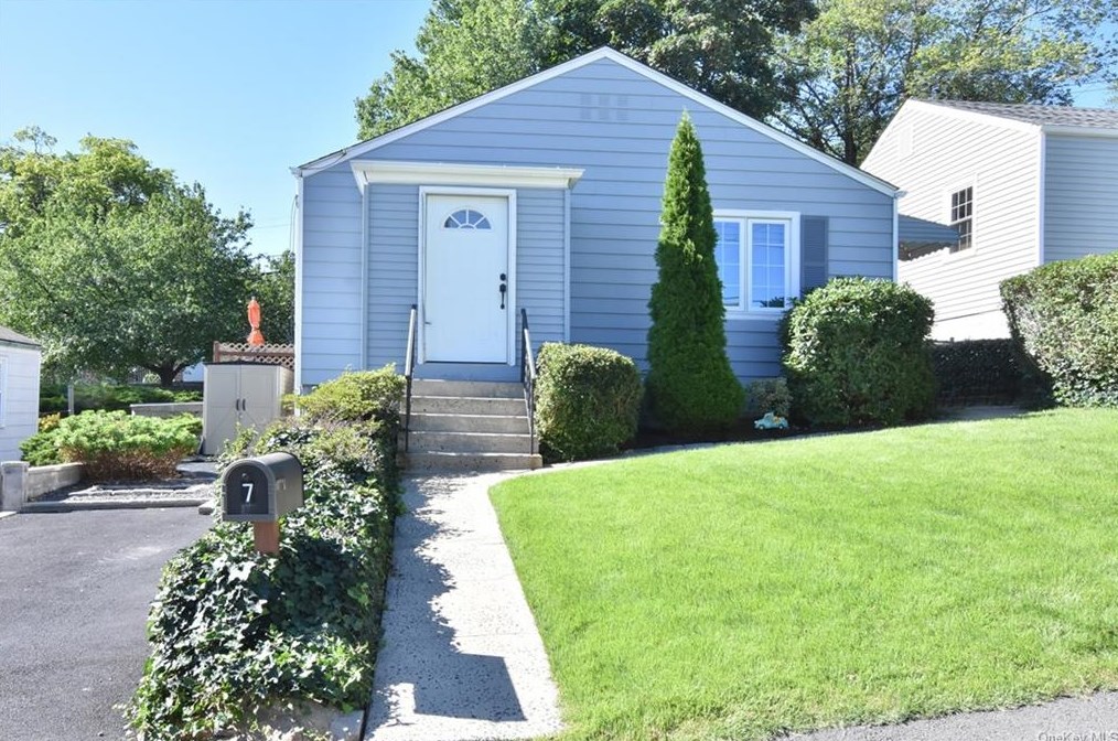 7 Floral Ln, Yonkers, NY 10703-1608