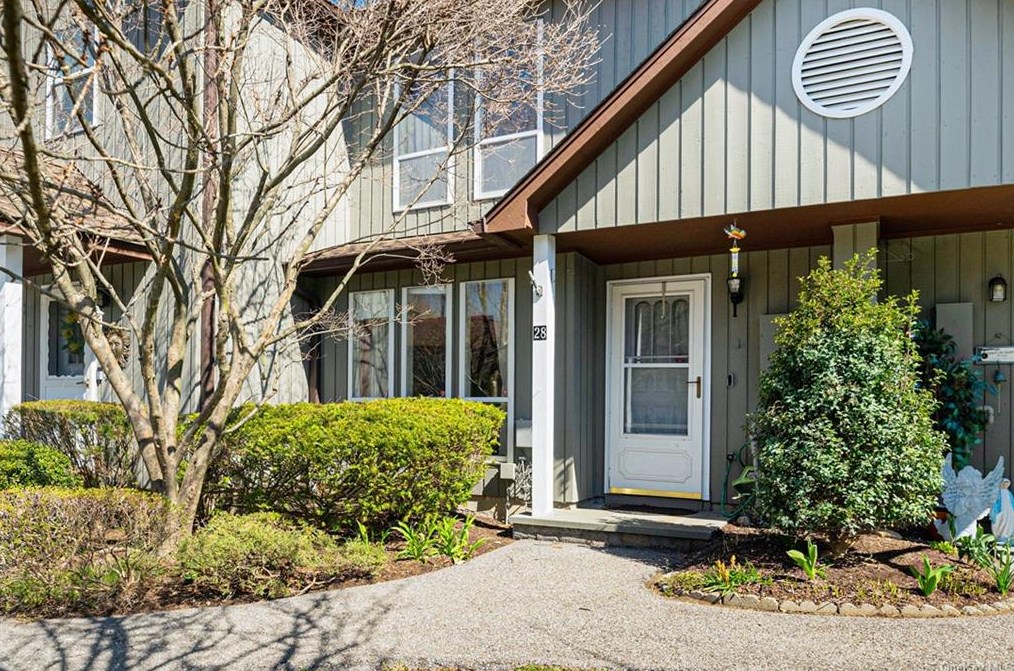 28 Hemlock Cir, Peekskill, NY 10566-4960